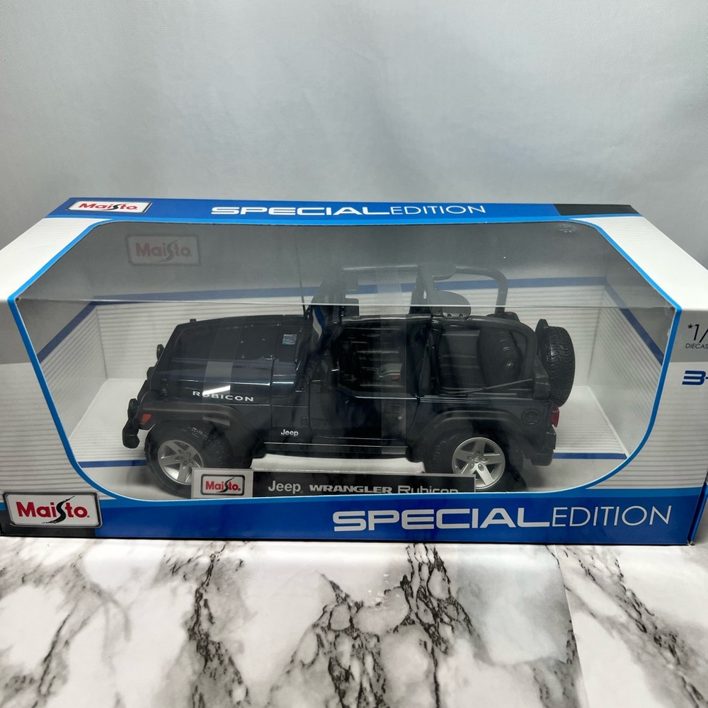 Jeep Wrangler Rubicon Model Car Maisto 1:18 Diecast Deep Blue/Black